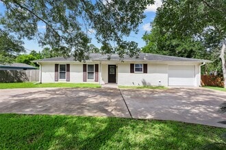 Building Photo - 3310 Oak Dr