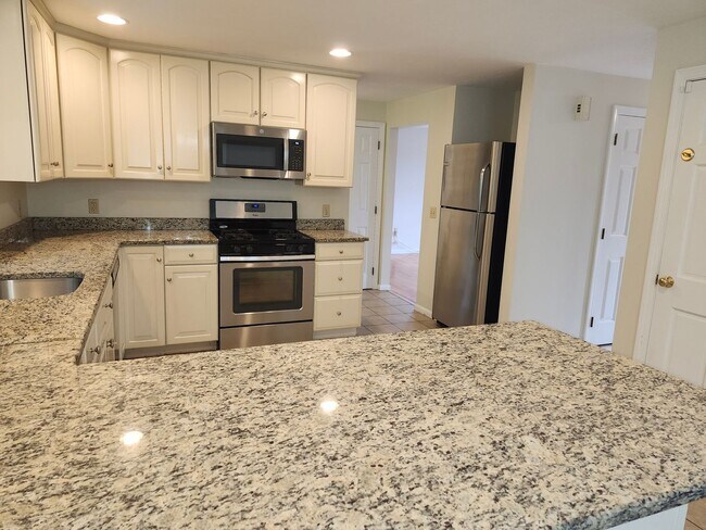 Foto del edificio - 4 bedroom 2.5 bath Single Family in Shrews...