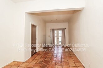 Building Photo - 201 Meadowlark Ln