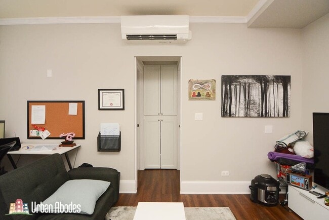 Building Photo - 818 W Lakeside Pl