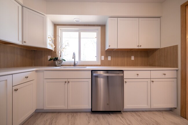Foto del edificio - 8312 Washburn Ave S