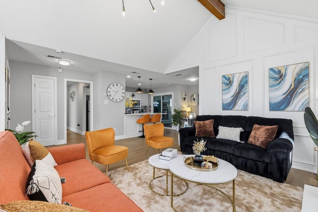 Foto del edificio - 7581 Kings Ridge Rd