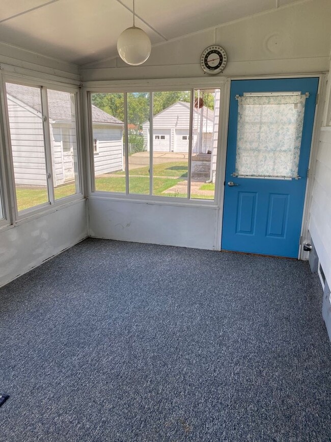 Building Photo - 2 bedroom and 2 bath house for rent