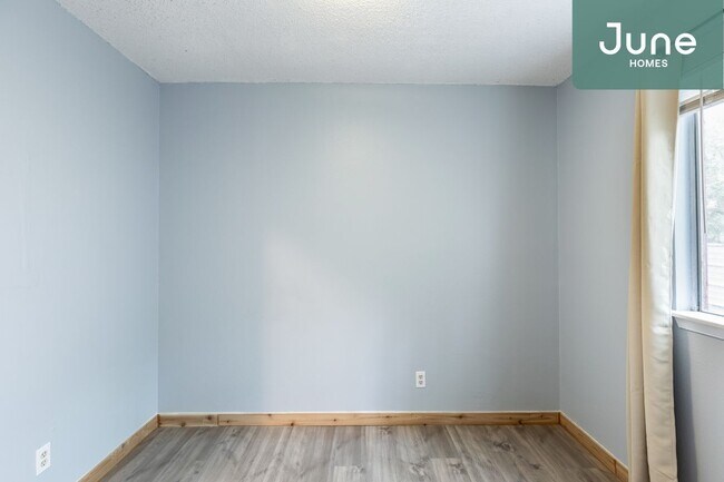 Foto del edificio - Queen room in 3-bed/1.5-bath Home