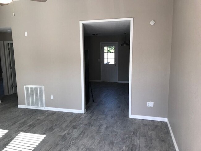 Foto del edificio - 863 Meadowlark Circle