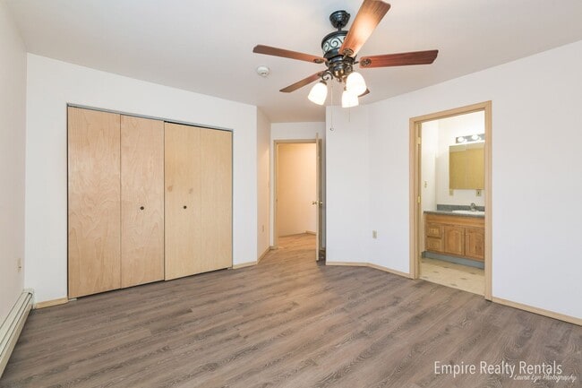 Building Photo - Three Bed, 2.5 Bath, 1 Car Garage