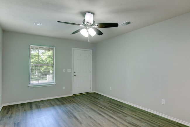 Building Photo - 911 Pecorella St E