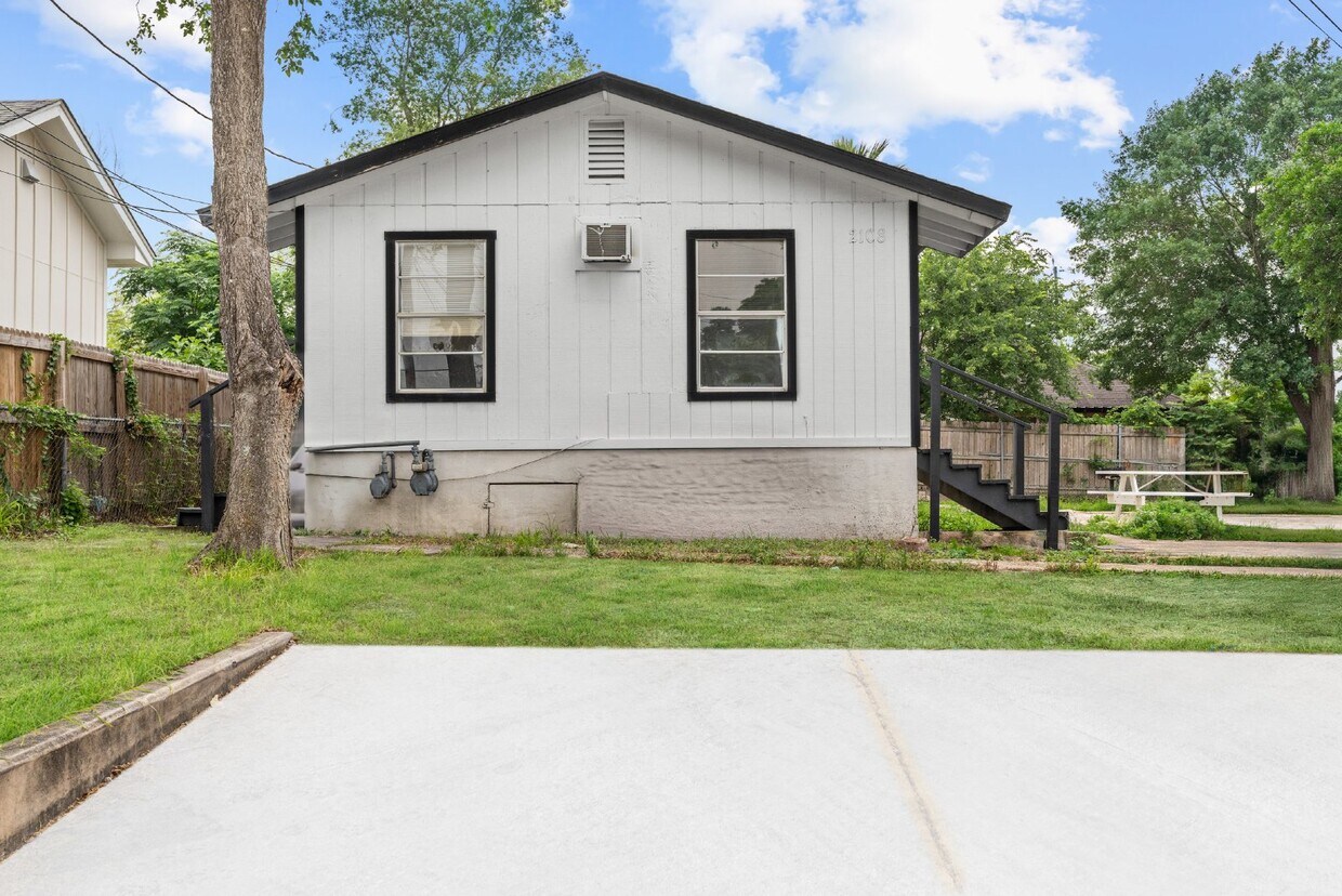 Primary Photo - 2108 McKinley Ave #1 San Antonio, TX 78210