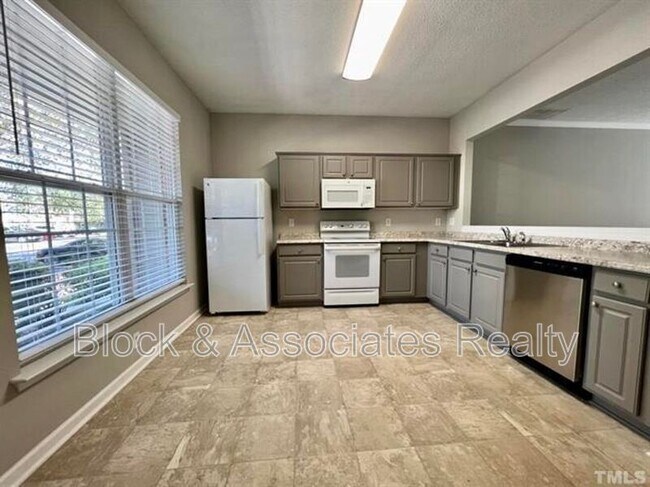 Foto del edificio - 412 Canyon Lake Cir
