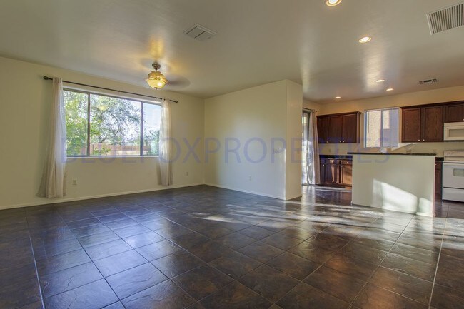 Foto del edificio - 5525 N Quiet Dream Ave