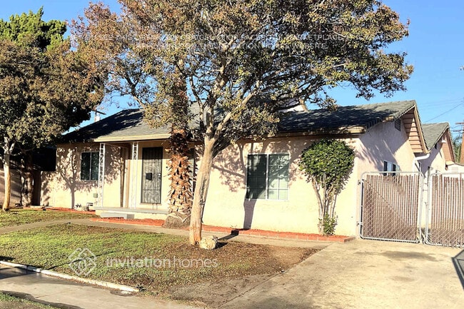 Building Photo - 8440 Hazeltine Ave