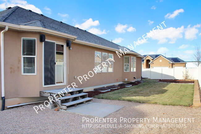 Building Photo - Huge 5 Bed, 3 Bath Syracuse Home
