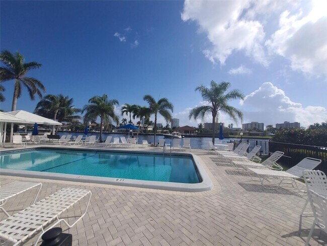 Foto del edificio - 6391 Bay Club Dr