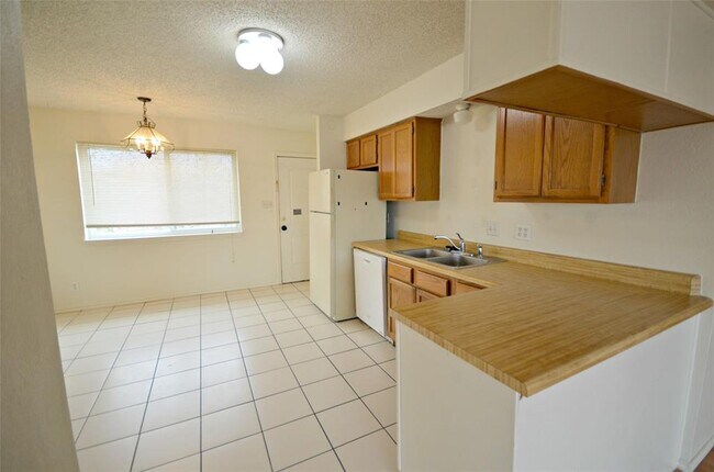 Building Photo - 5630 Brookview Ct