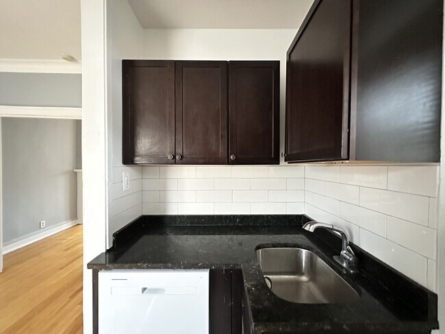 Foto del edificio - 1321.5 W Estes Ave