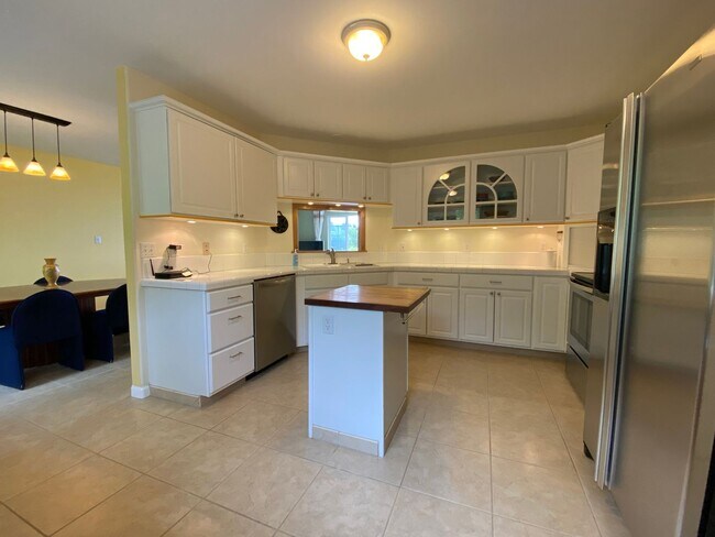 Building Photo - Fully Furnished Turn-Key 3 bd, 2 ba Ocean ...