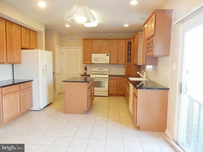 Building Photo - 459 W Country Club Dr