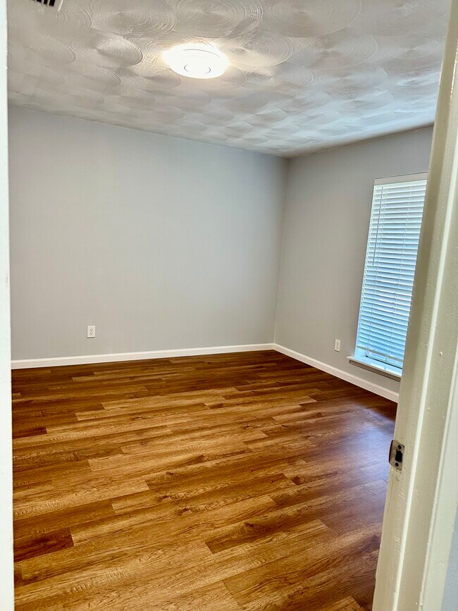 Building Photo - 3414 Hillsdale Ln