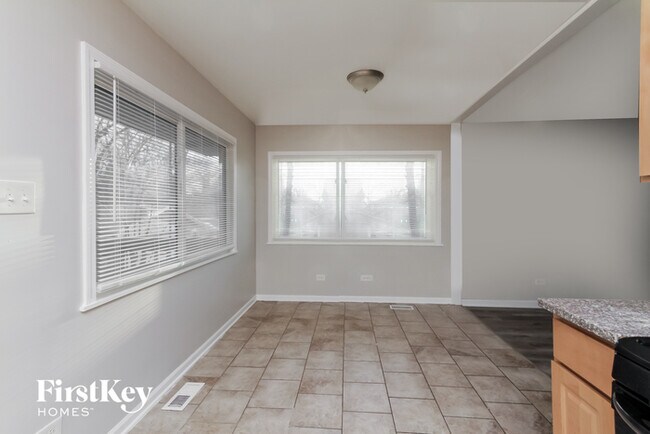 Building Photo - 349 E Maple Dr