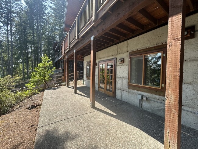 Building Photo - 1901 E Trails End Dr