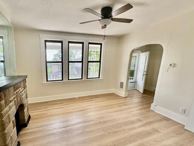 Foto del edificio - Newly Renovated 2 Bed, 1 Bath Home with Bonus Room - Conveniently Located, Central Heat - Availab...