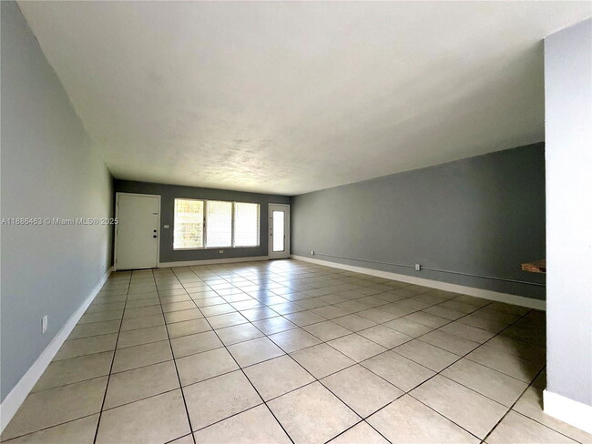 Foto del edificio - 1885 NE 121st St