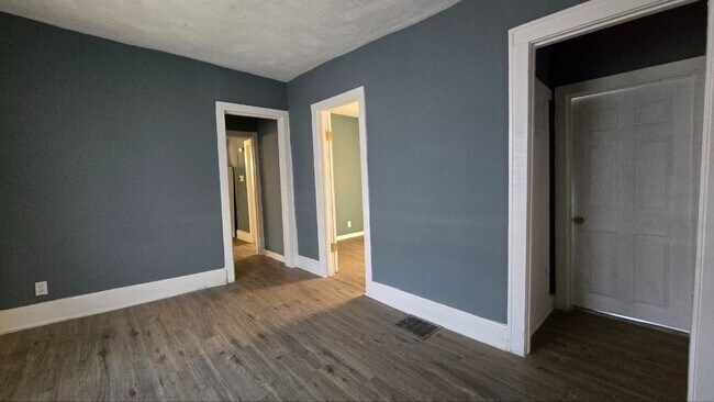 Foto del edificio - 3BR Single-Family Home with Basement & Off-Street Parking