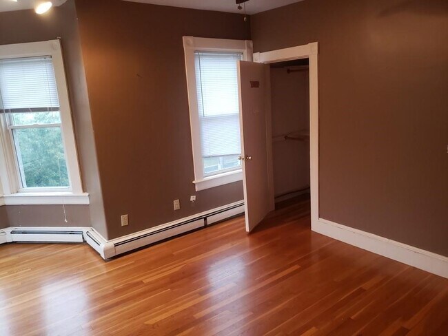 Foto del edificio - 450 Laurel Hill Ave