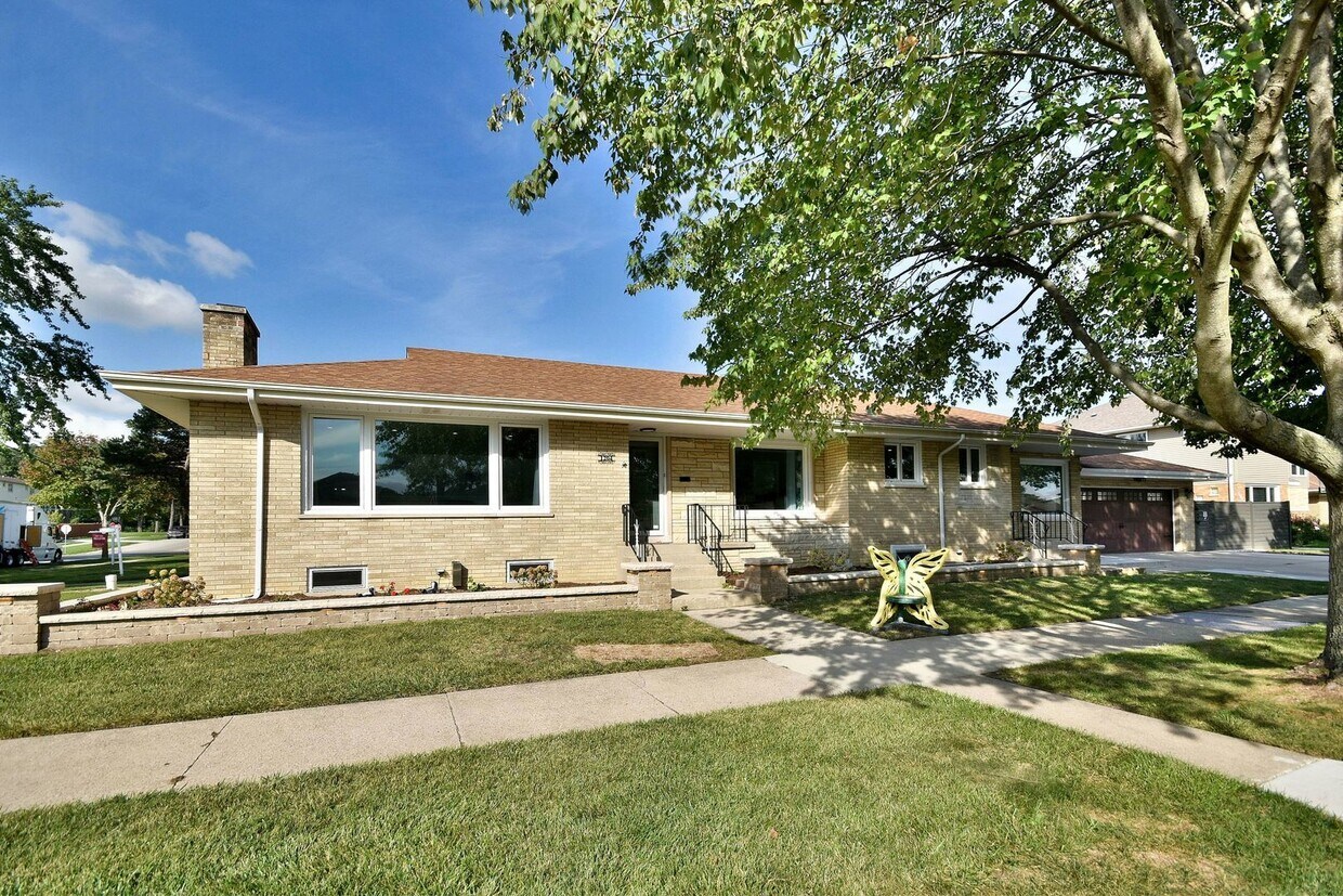 1204 Meadowcrest Rd, La Grange Park, IL 60526 House Rental in La