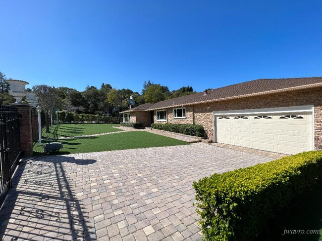 Building Photo - 15 Tulip Ct
