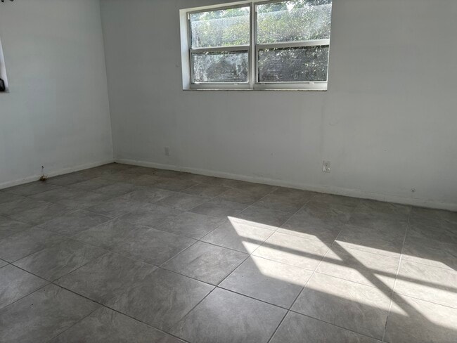 Building Photo - 5904 SW 27th St