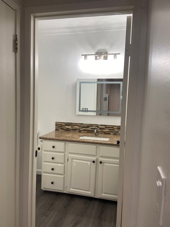 Building Photo - 923 E 21st St