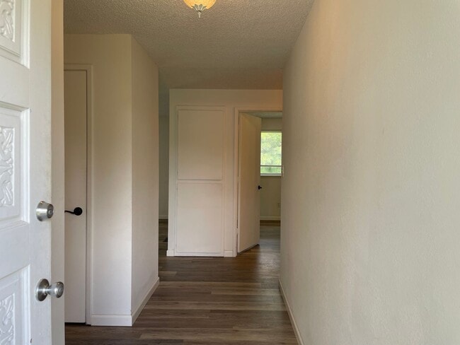 Building Photo - Very Nice 3 Bedroom 2 bath Home-Fully fenced Back Yard-East Medford