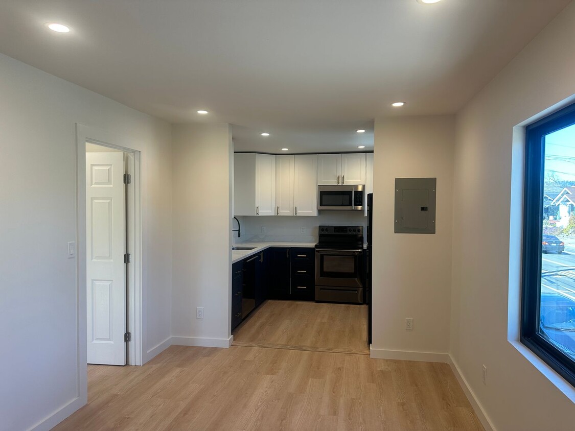 Foto principal - Remodeled 1 bed/1 bath unit with private y...