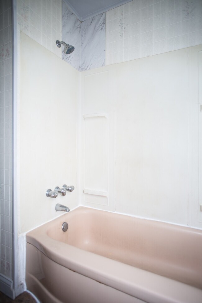 Bañera con ducha. - 10631 Saratoga st