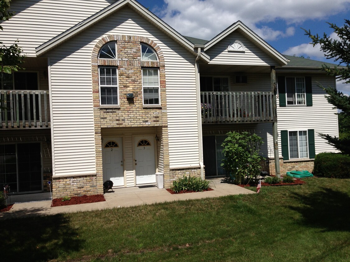 Front of building - 203 E Lake Park Pl