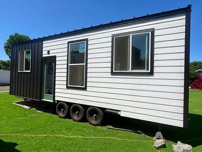 Foto del edificio - 2256 Buena Creek Rd