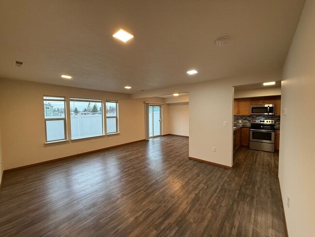 Foto del edificio - The Chronicle Road Duplexes!