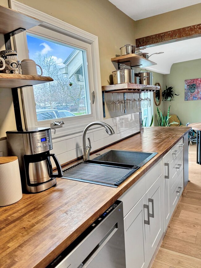 Building Photo - Dog-Friendly Fully Furnished 3-Bedroom Boise Rental Near St. Luke’s, Boise River Greenbelt, Parks...