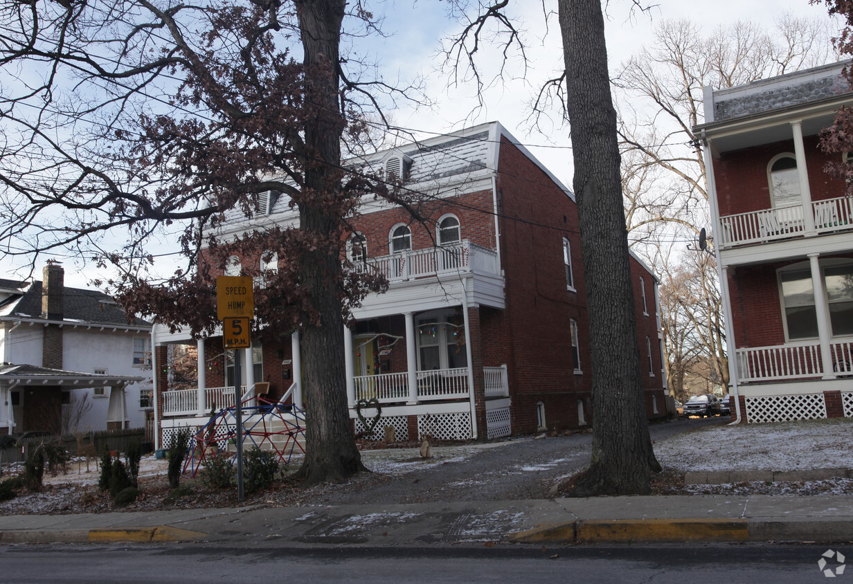 Building Photo - 7102-7104 Maple Ave