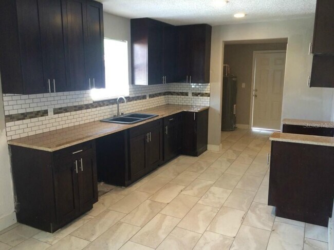 Foto del edificio - 3/2 COMING AVAILABLE!