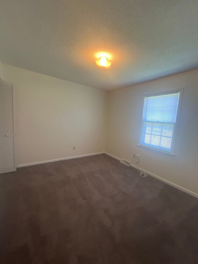 Building Photo - 3 Bedroom 2 Bath Ranch Home in the College Park Subdivision.