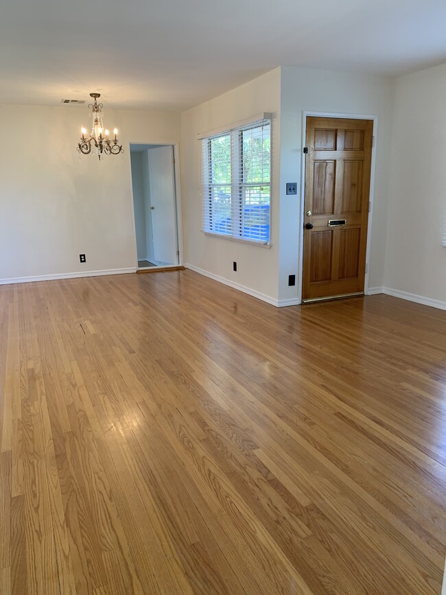 Foto del edificio - 10760 Russett Ave