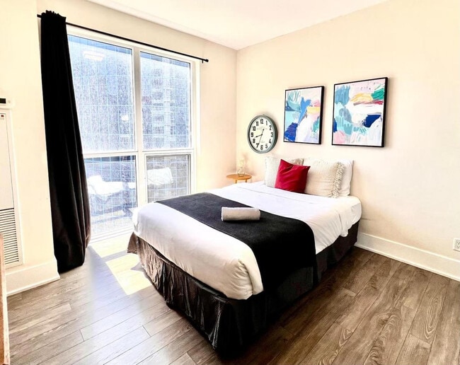 Building Photo - 277 Front St W