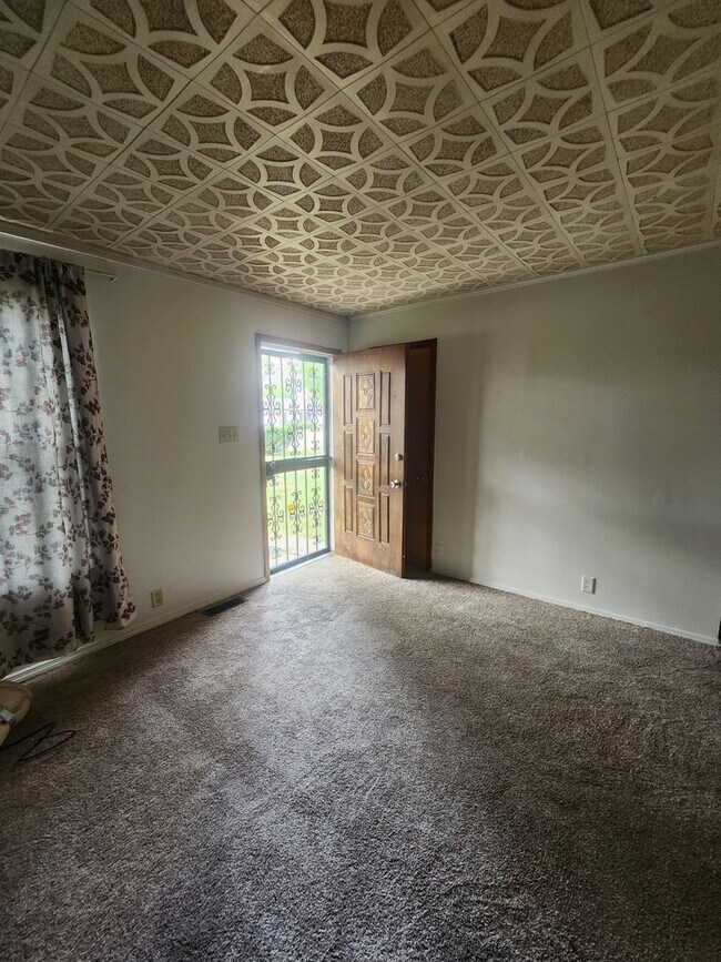 Building Photo - Three Bedroom Single Family Home Near 25th...
