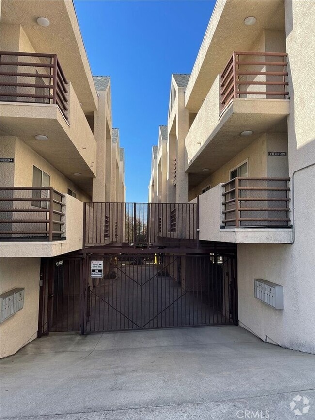 Building Photo - 10115 Pinewood Ave