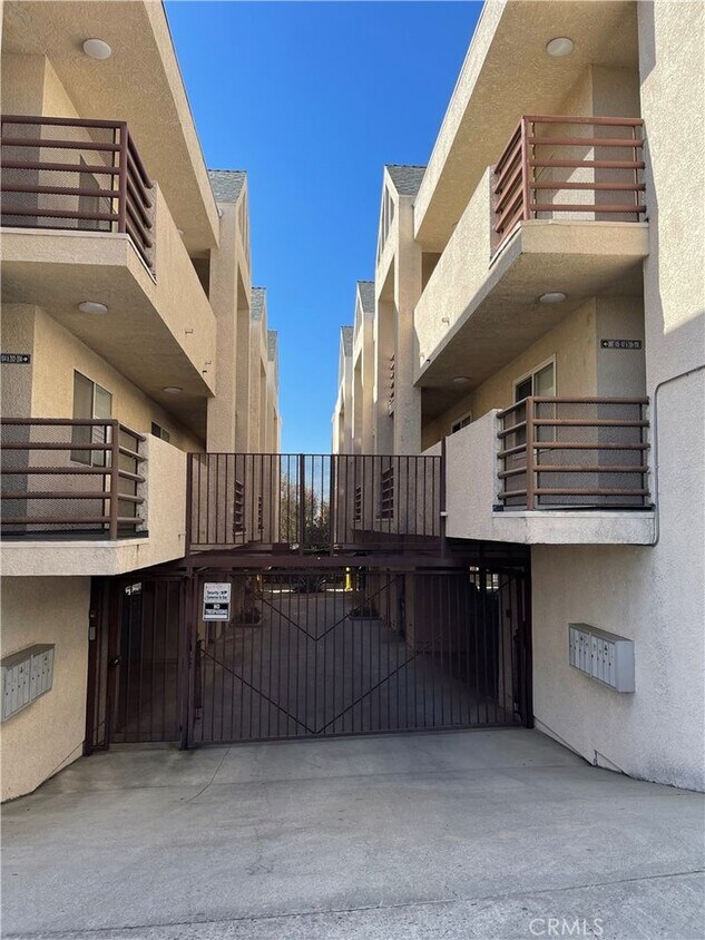 Foto principal - 10115 Pinewood Ave