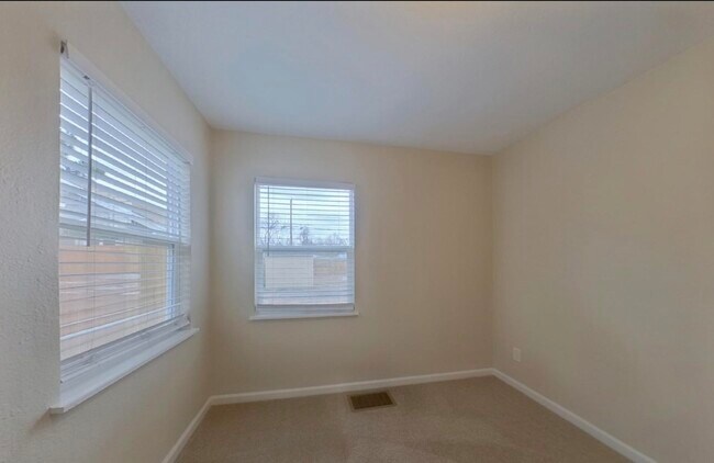 Foto del edificio - Immediate Move In.