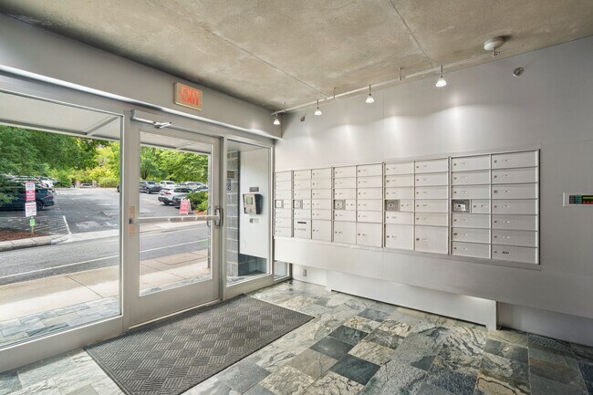 Building Photo - Comfortably-Modern Downtown Condo