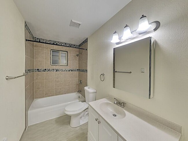 Building Photo - 1516 N Brook Ct